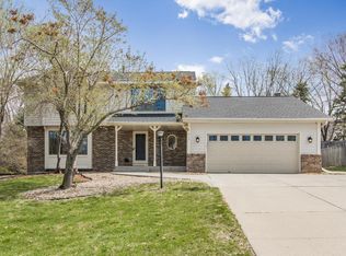 412 Highpoint Curv S, Maplewood, MN 55119