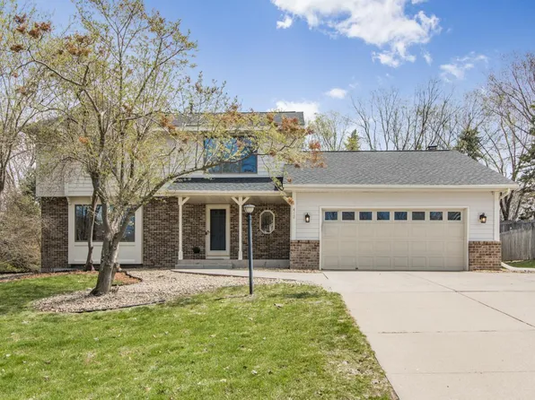 412 Highpoint Curv S, Maplewood, MN 55119