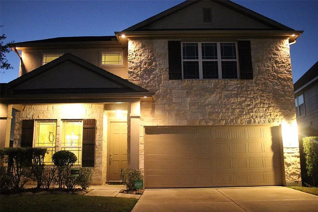 4 bed, 2.5 bath, 2463 sqft, $2,675 — Photo 1