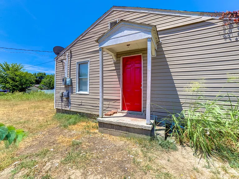 1020 E Apache St — Photo 15