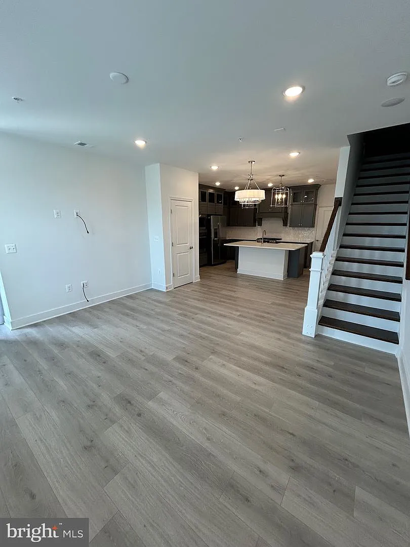 3 bed, 2.5 bath, 1600 sqft, $3,700 — Photo 3