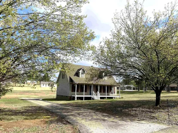 416 Cox Dr, Selmer, TN 38375