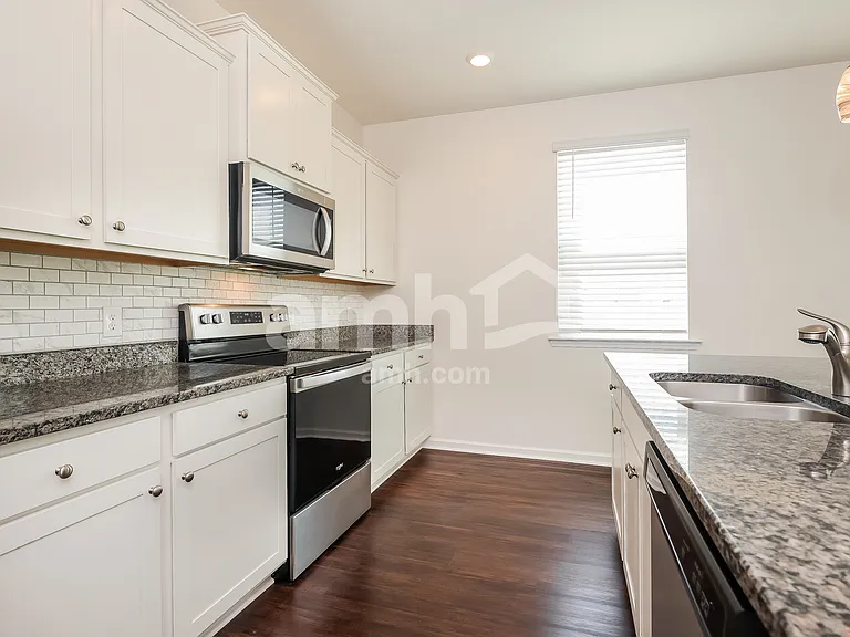 203 Bushwood Dr — Photo 4