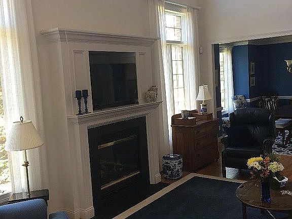 great room: 2 story ceiling