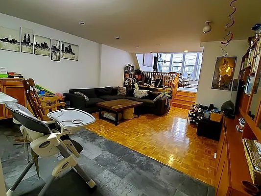 3rd image of 106 W 74th St