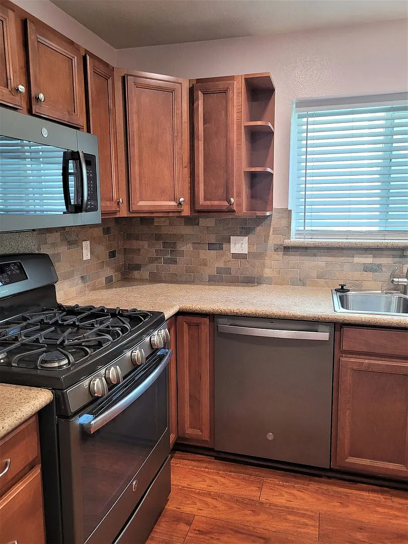 Great Encanto Location - three bedroom, three bath — Photo 2
