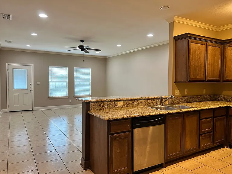 9100 Shadow Oak Dr — Photo 4