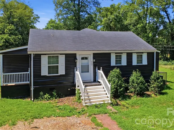 922 Ambassador St, Charlotte, NC 28208