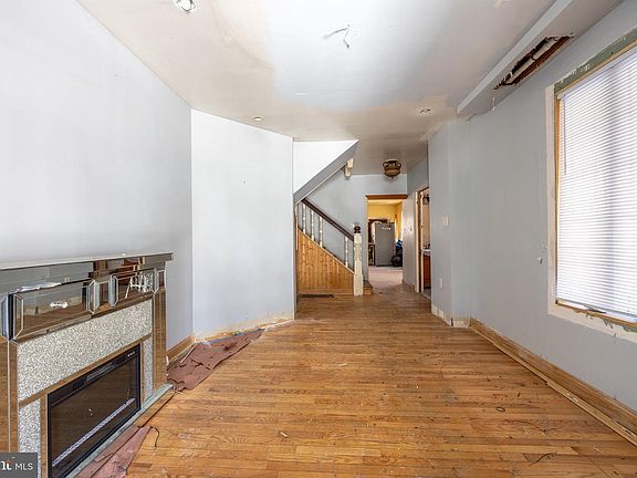 4th image of 217 Sharon Ave