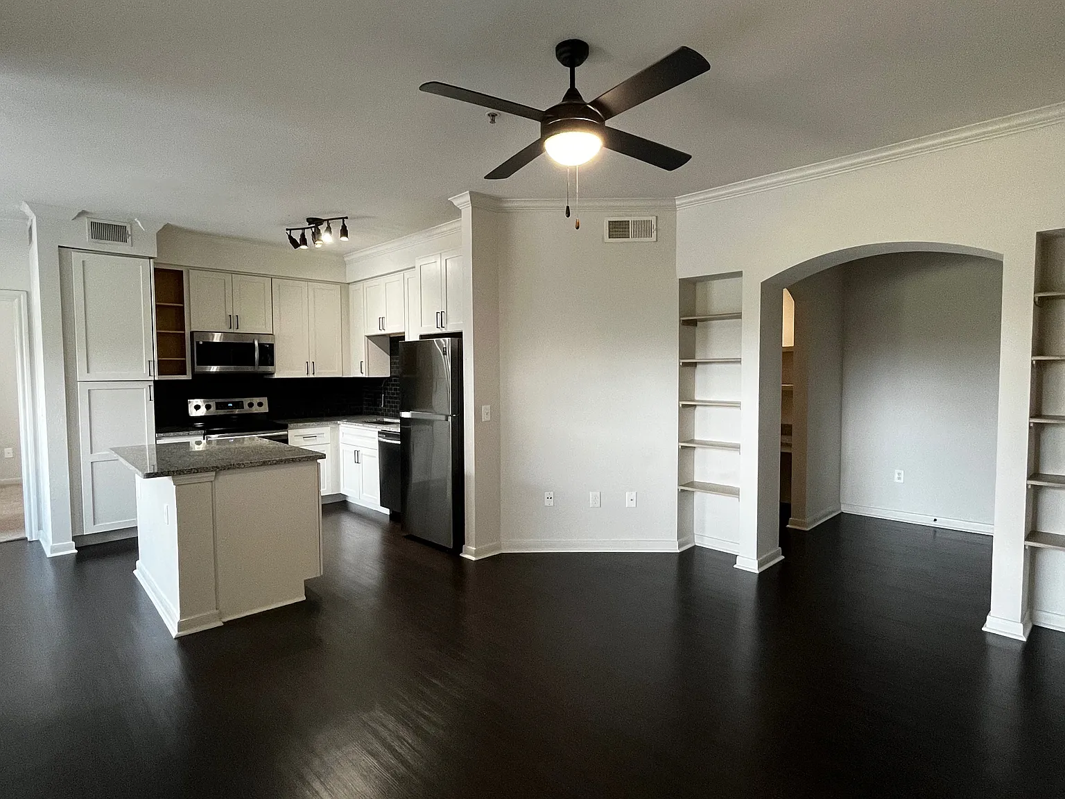 1 bed, 830 sqft, $1,369 — Photo 1
