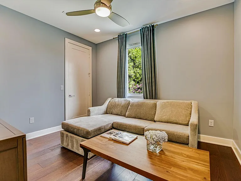 2109 W 12th St — Photo 16