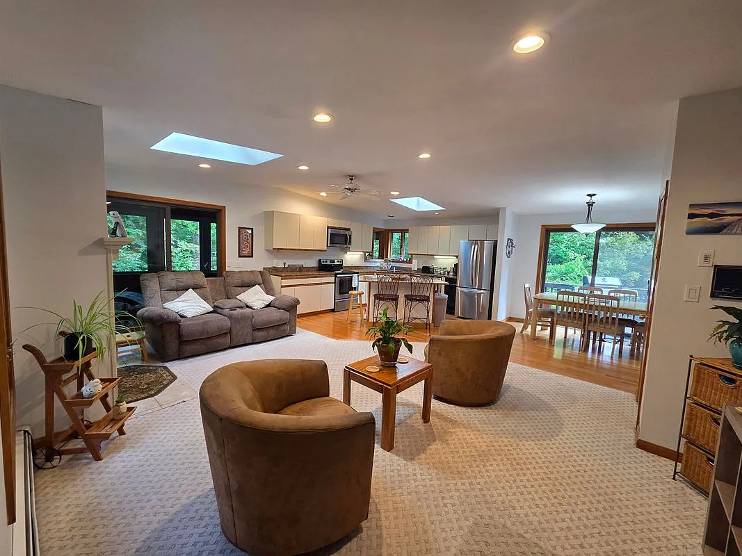 3 bed, 2.0 bath, 2972 sqft, $19,500 — Photo 3