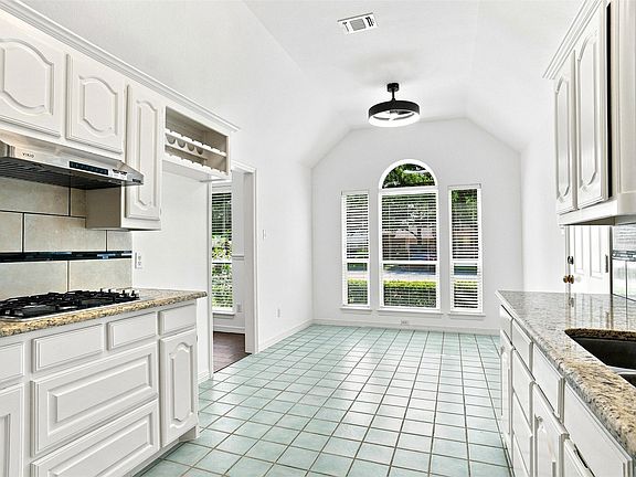 5th image of 1605 Green Tree Dr