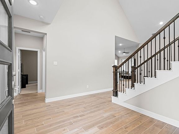 5th image of 4106 Sherman Oak Ln