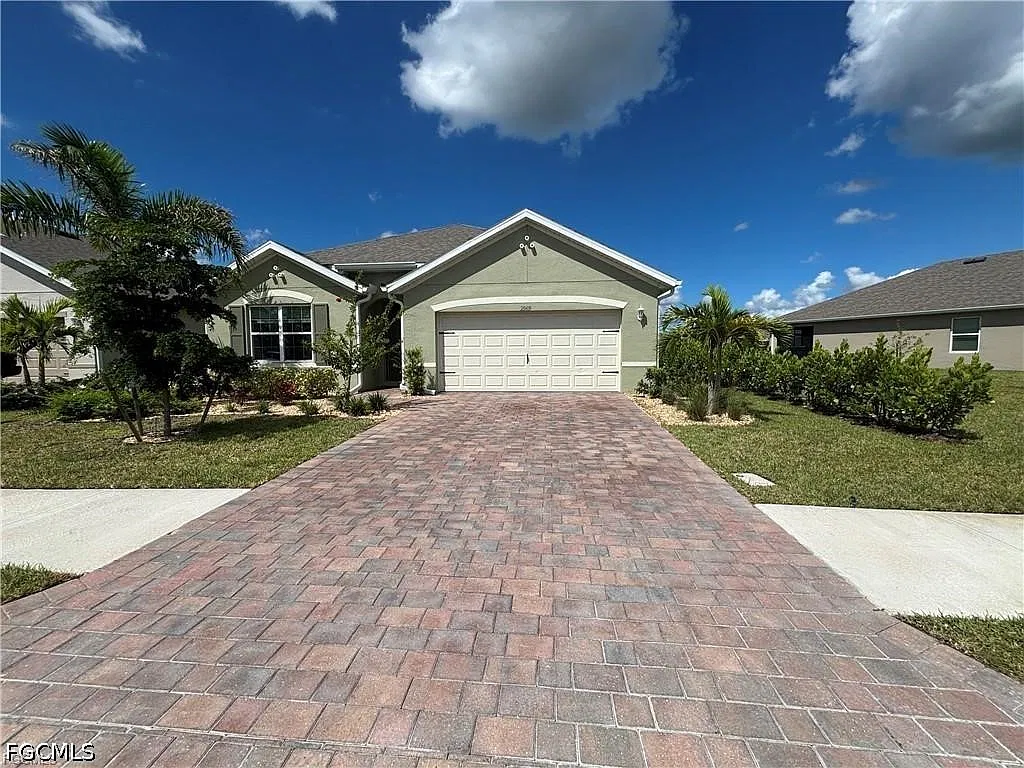 4 bed, 2.0 bath, 1848 sqft, $2,200 — Photo 1