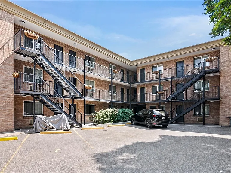 150 S Clarkson — Photo 19