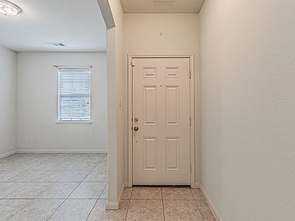 4th image of 323 Cedar Creek Dr