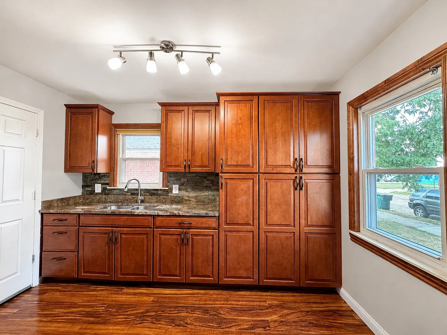 3 bed, 1017 sqft, $1,599 — Photo 4