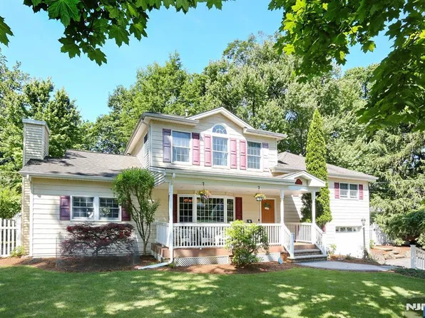 651 Russell Snow Dr, River Vale, NJ 07675