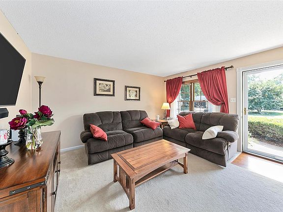 4th image of 715 Lamplight Ln