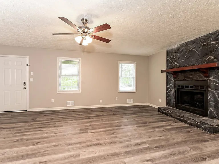 709 Cloudland Ct — Photo 4