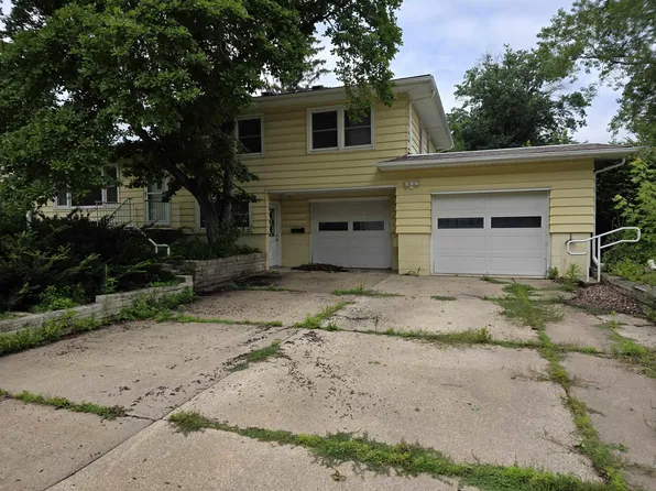 1029 W 13th St, Cedar Falls, IA 50613