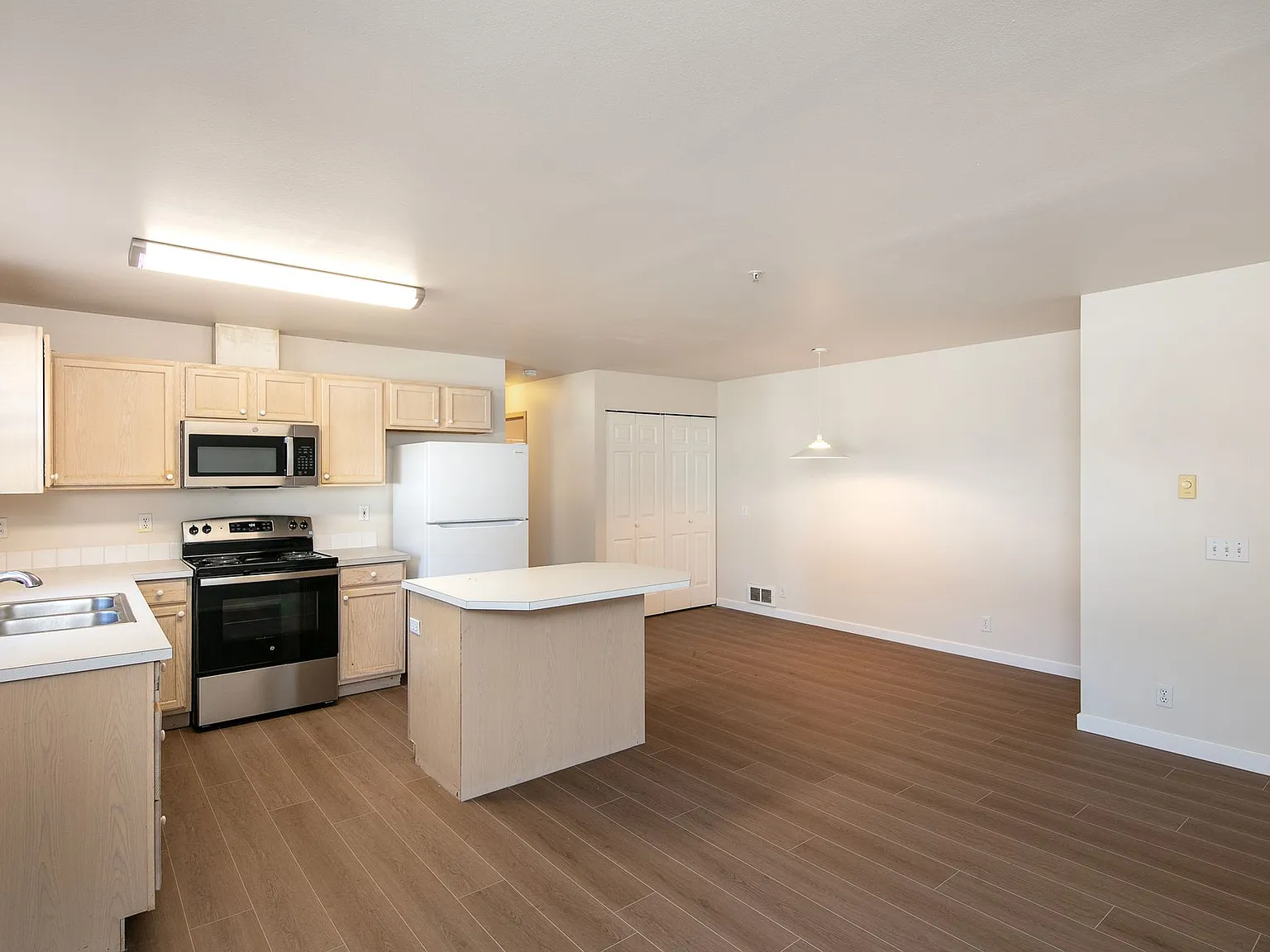 928 N 97th St Apartments — Photo 4