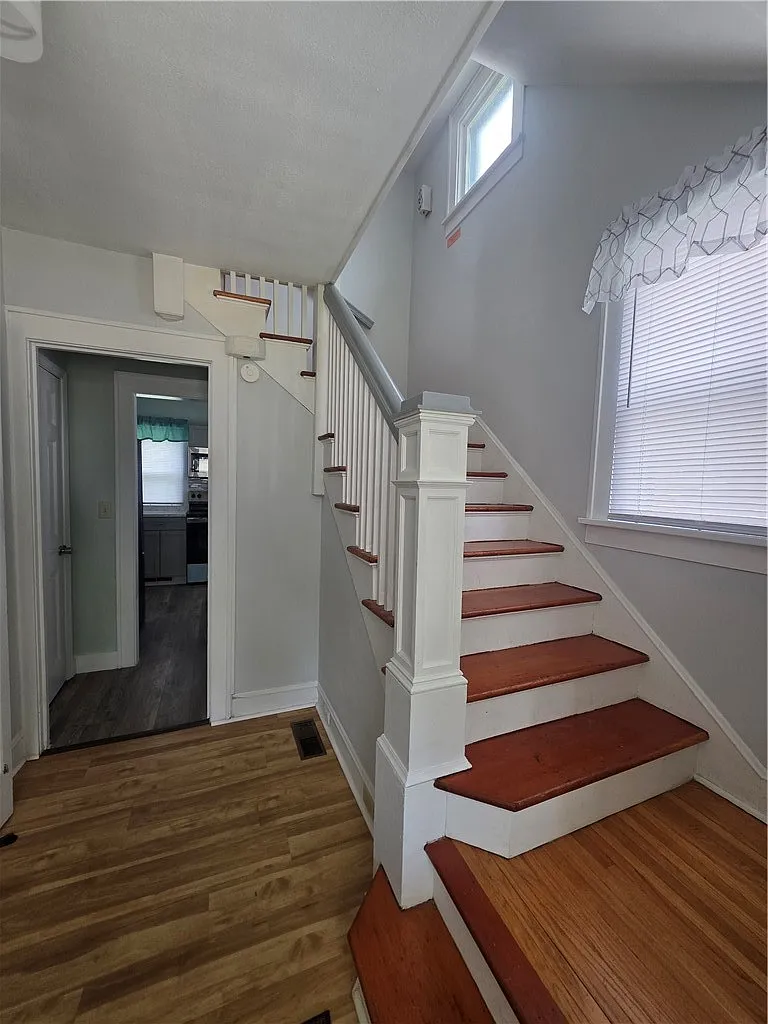 3 bed, 1.0 bath, 1392 sqft, $2,000 — Photo 2