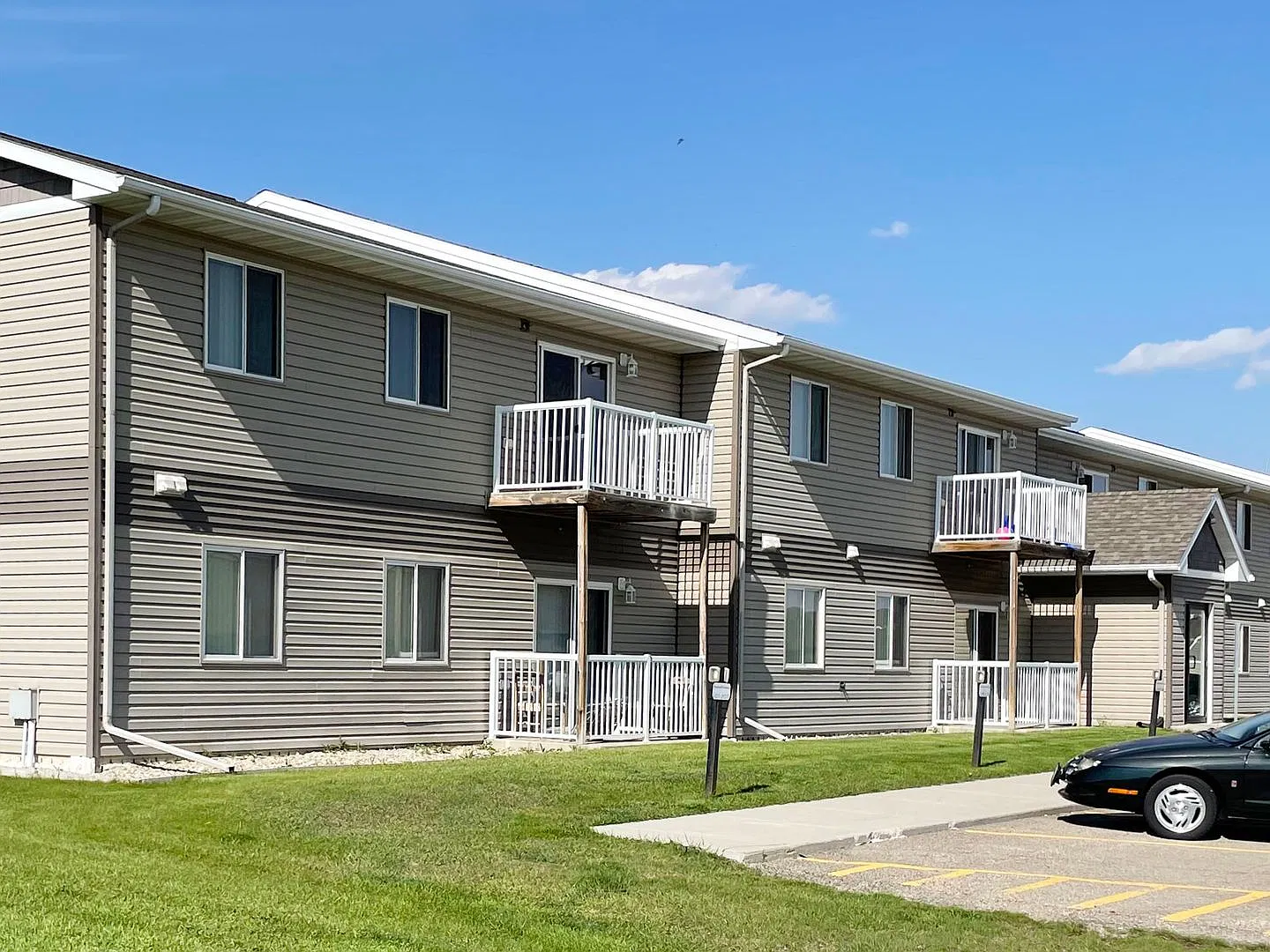 Lindenwood Apartments — Photo 1