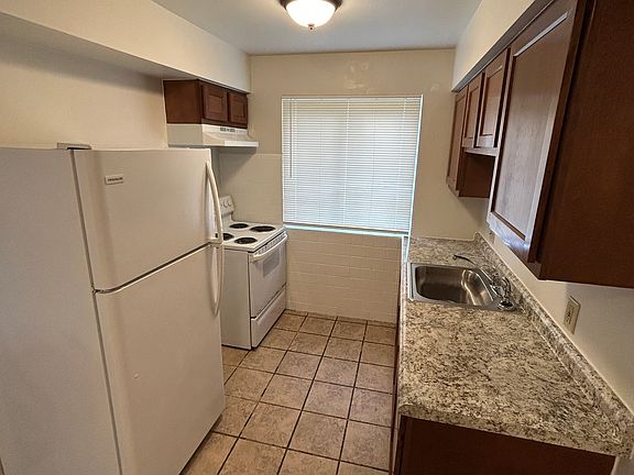 4th image of 848 Youngs Ln APT 3
