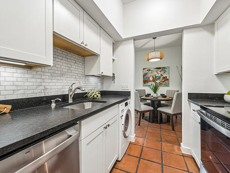 1509 W 39th 1/2 St #202 — Photo 8