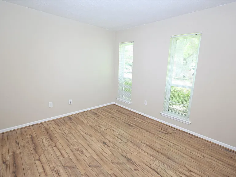 9422 Claridge Dr — Photo 11