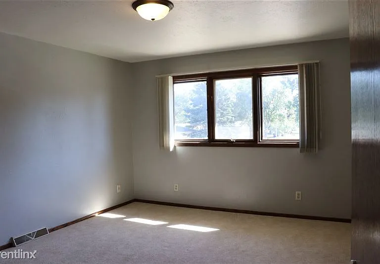 700 E Turnpike Ave — Photo 18