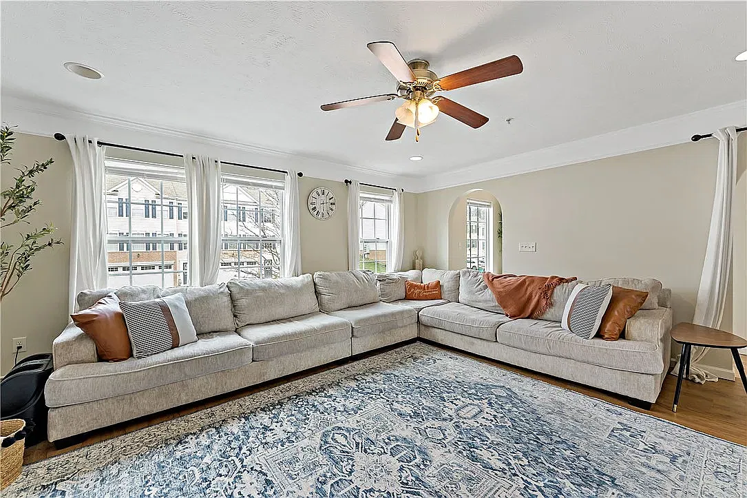 3 bed, 1376 sqft, $2,075 — Photo 3
