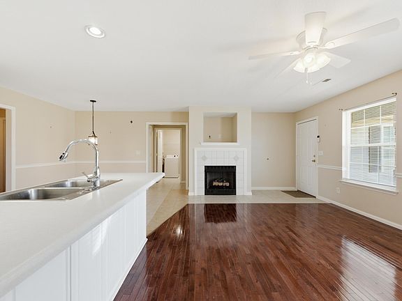 4th image of 83 Flagstone Dr