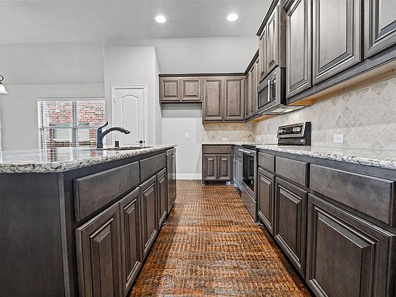 5th image of 2107 Victoria Ln
