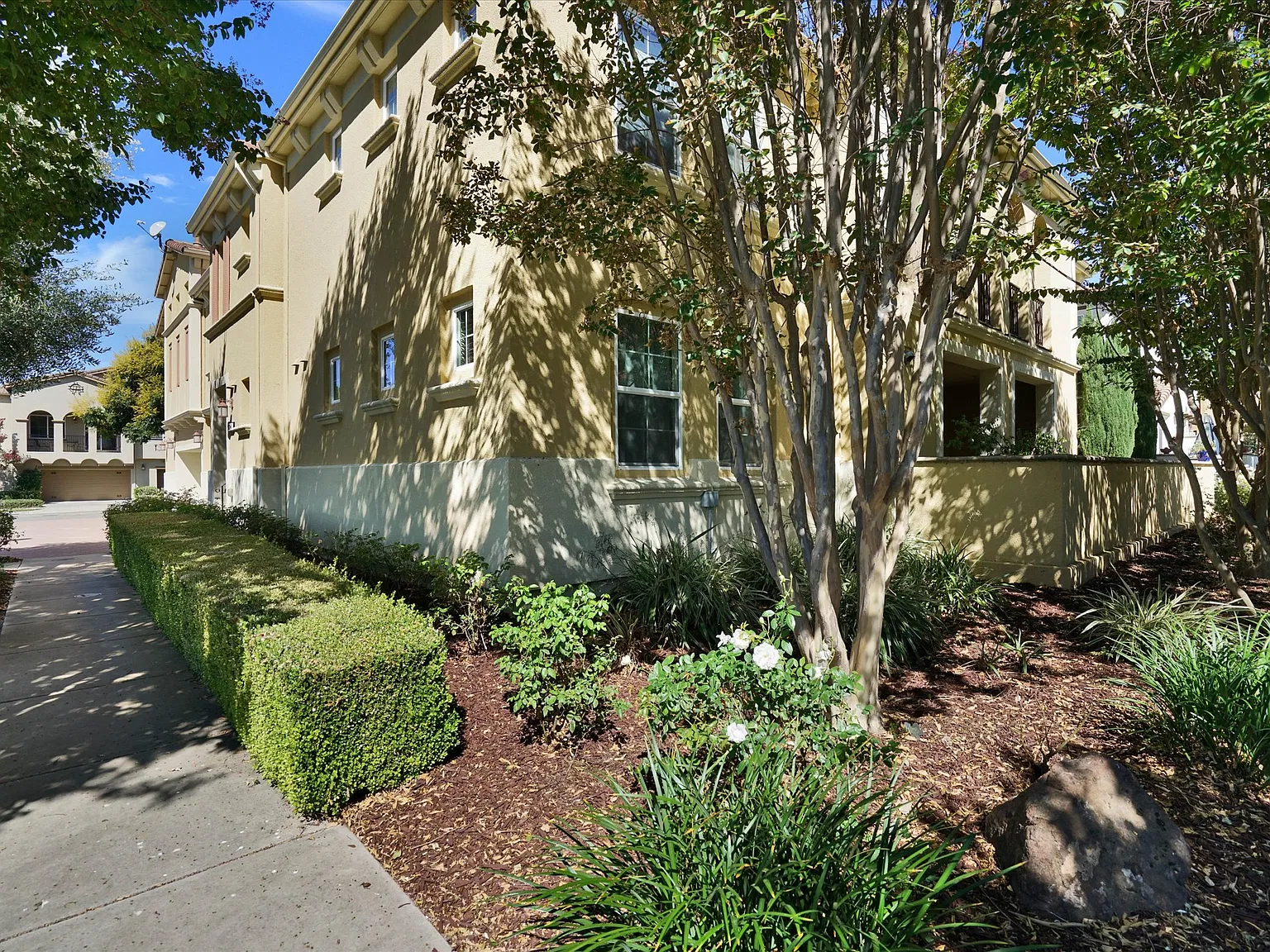 3 bed, 1806 sqft, $4,200 — Photo 3