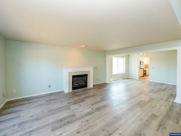 4th image of 692 Burgundy Ave NE