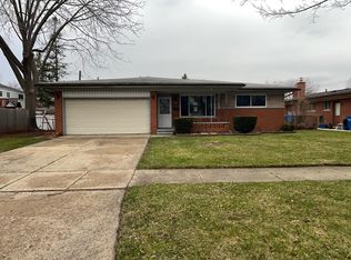 2709 McAlpine Dr, Warren, MI 48092