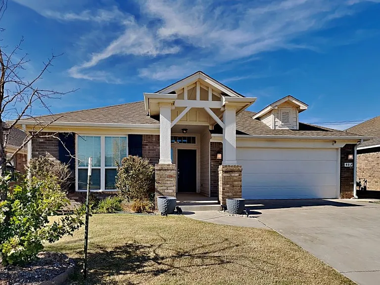 457 Compass Dr — Photo 2