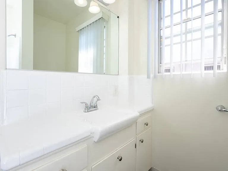 Whitsett Courtyard Apartments — Photo 15