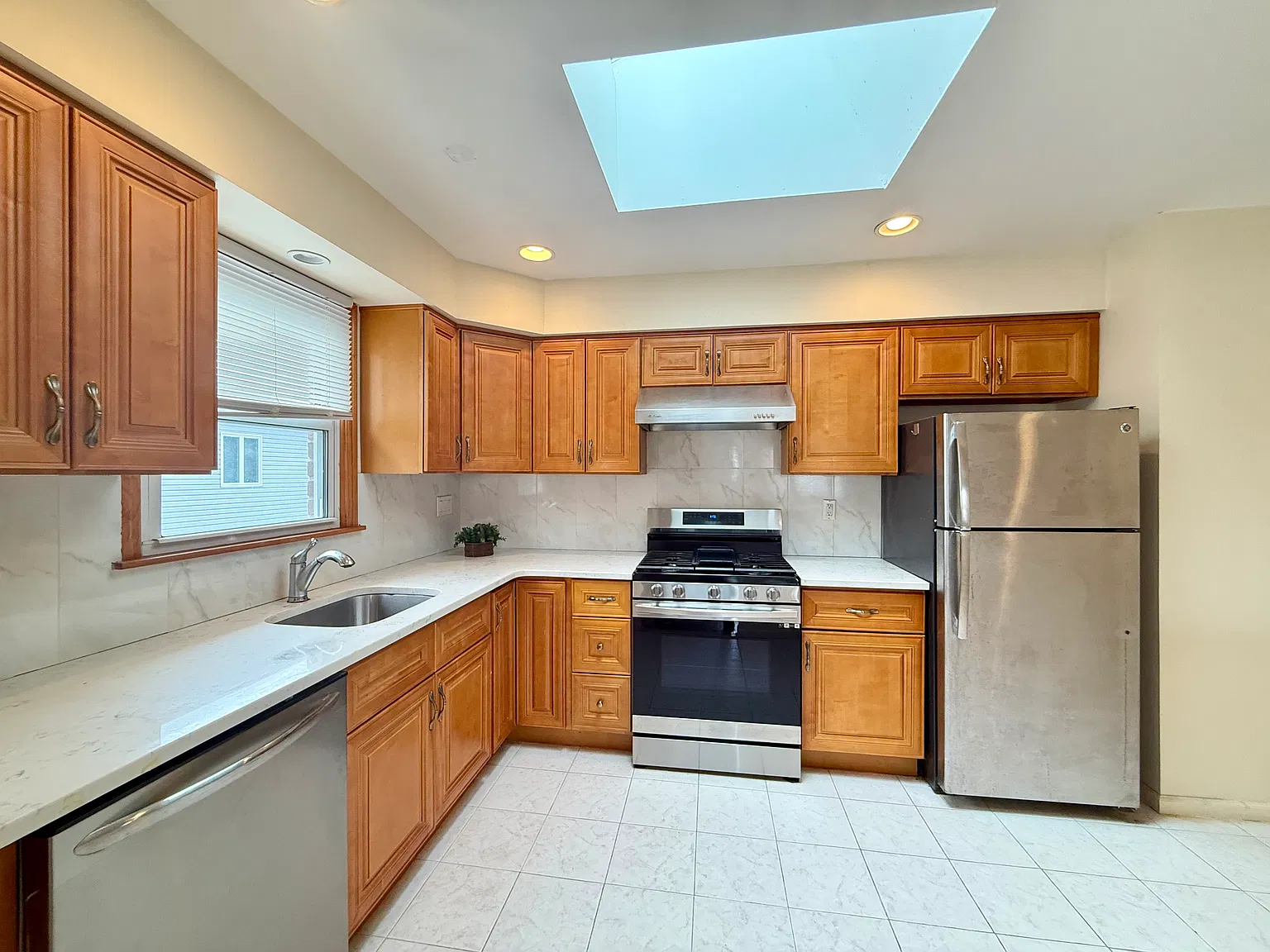 3 bed, 1200 sqft, $3,600 — Photo 3