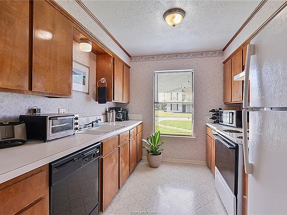 5th image of 714 Vassar Ct
