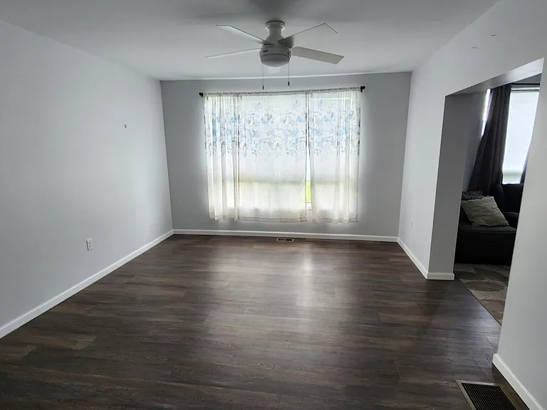 2247 Lakeside Dr — Photo 2