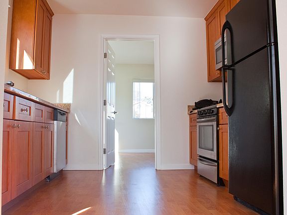 5th image of 872 Commercial Ave