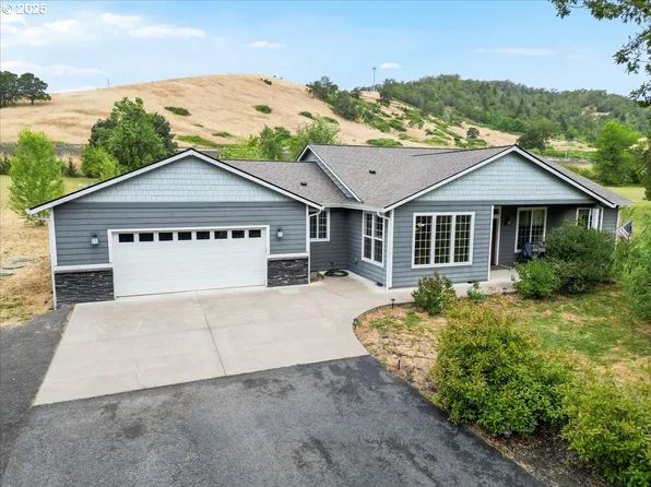 445 Hatfield Dr, Roseburg, OR 97470