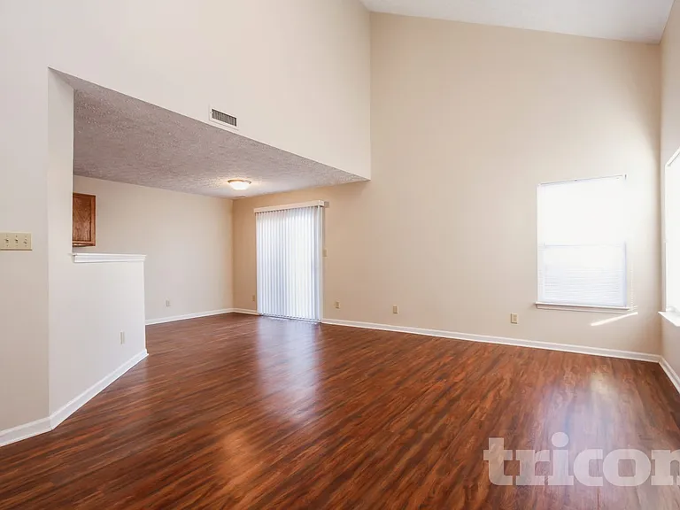 4475 Connaught East Dr — Photo 2