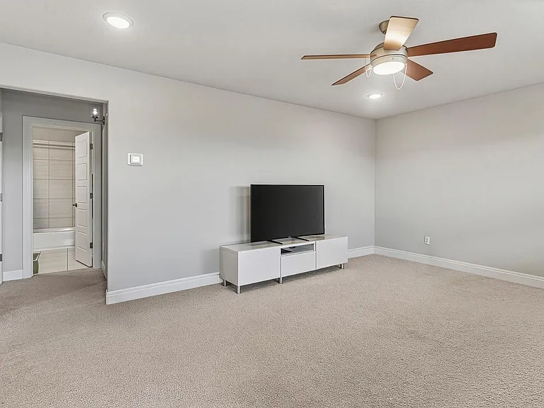 402 Gulfton St — Photo 24