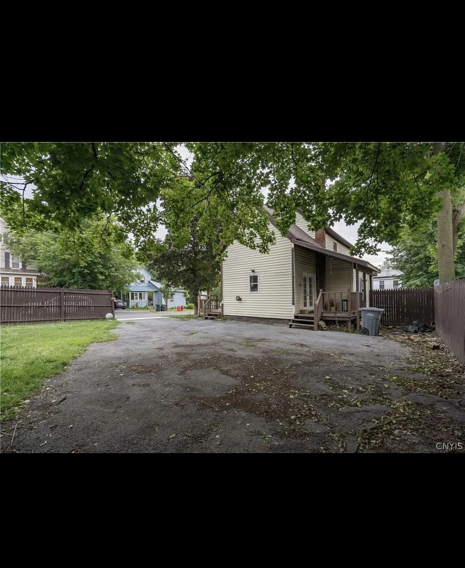 631 Grant St — Photo 2