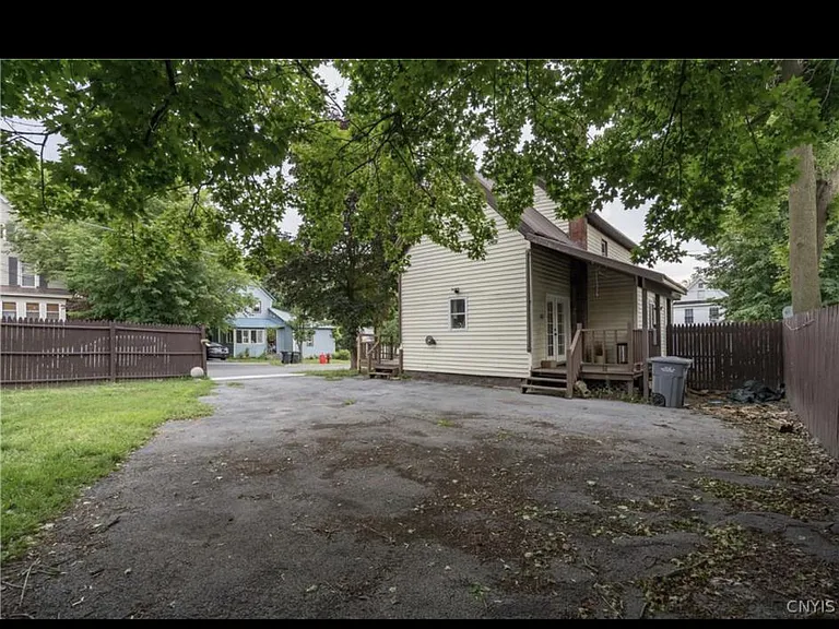 631 Grant St — Photo 2